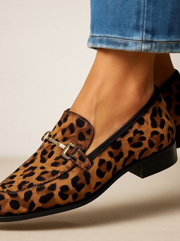 حذاء كاجوال جديد برقبة منخفضة ومقدمة مدببة بنقشة جلد الفهد