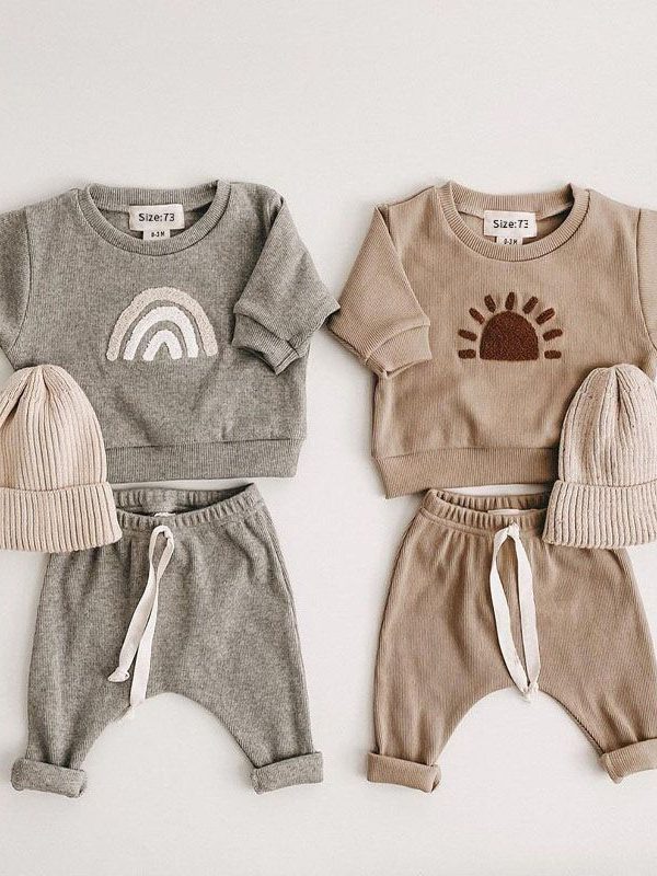 طقم ملابس رياضية للأطفال بتصميم كرتوني للأطفال، مزين بحروف قوس قزح، يتضمن قميصًا رياضيًا وبنطالًا.