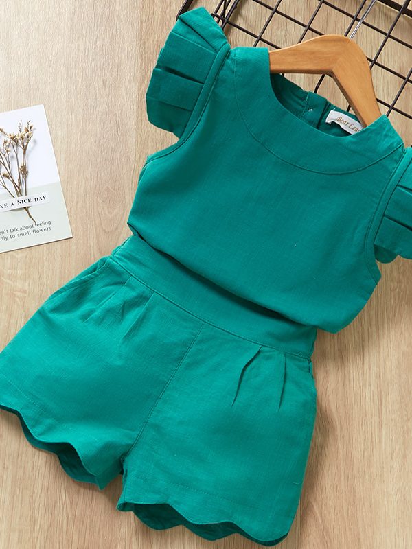 طقم صيفي كوري مكون من قطعتين: بلوزة بأكمام واسعة مزينة بنقشة فطر، وشورت بلون موحد.