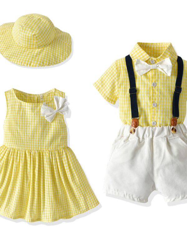 قمصان قصيرة الأكمام وسراويل قصيرة للأولاد، وفساتين وقبعات شمسية للبنات