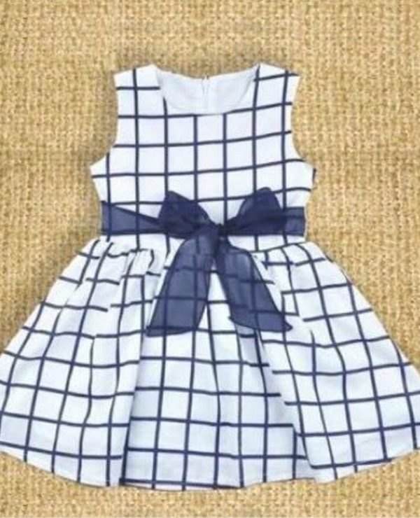 فستان أزرق فاتح بنقشة مربعات مع تنورة مزينة بفيونكة