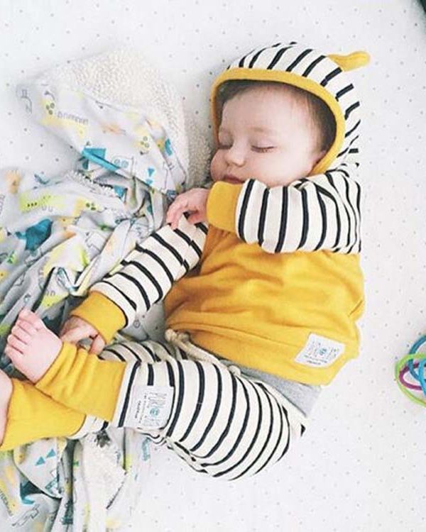 بدلة أطفال جديدة مخططة باللون الأصفر مع غطاء للرأس