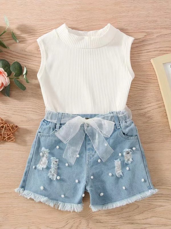 طقم ملابس أطفال من قطعتين: شورت جينز بدون أكمام مع خطوط تحت الإبط