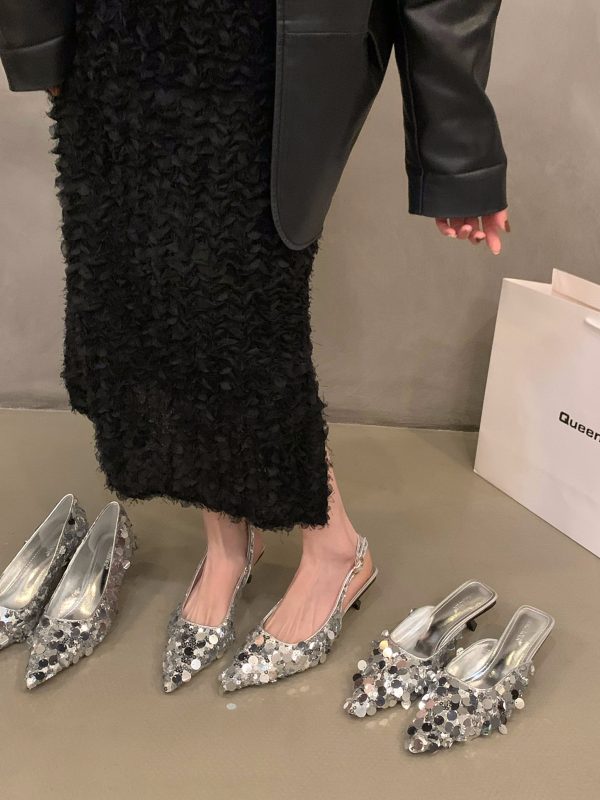 صندل فرنسي من الأقليات ذو كعب عالٍ فضي اللون ومقدمة مغلقة