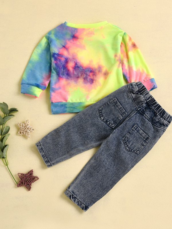 طقم جينز بكنزة صوفية بألوان قوس قزح وفتحات جانبية