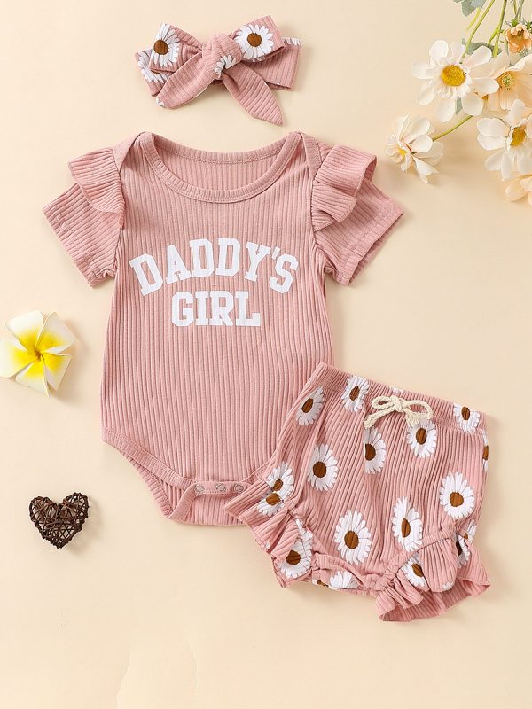 طقم من قطعتين: جمبسوت بأكمام مكشكشة وشورت برباط وهمي