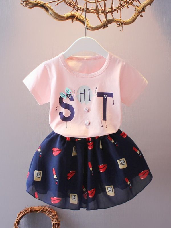 طقم ملابس صيفي جديد للبنات، بنسخة كورية أنيقة، بأكمام قصيرة، مزين بحمالات، مكون من قطعتين.