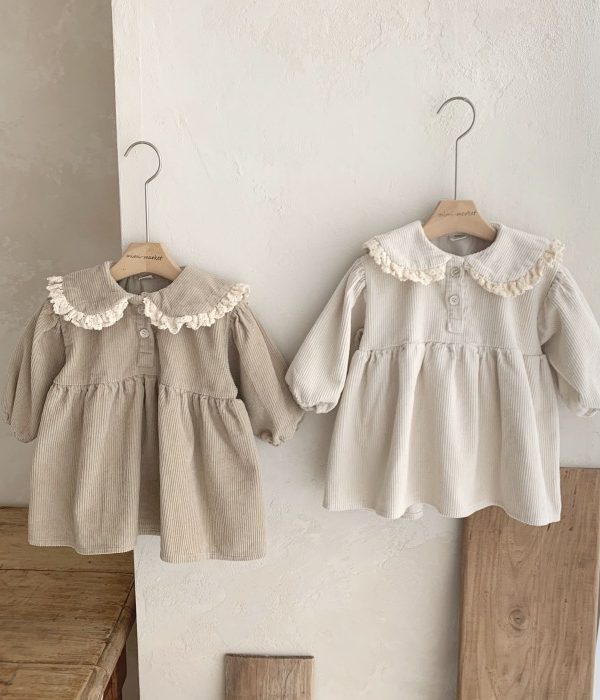 فستان بناتي بياقة دمية من الدانتيل