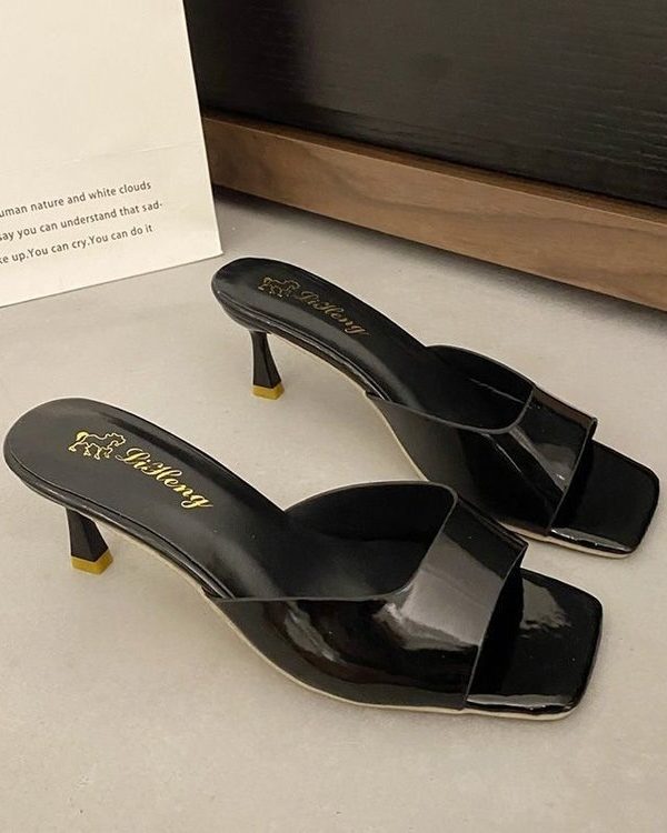 شباشب بكعب عالٍ من الجلد اللامع متناسقة تمامًا