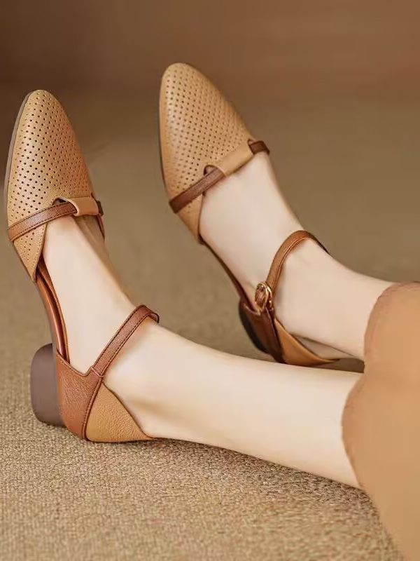 صندل نسائي جديد بتصميم كلاسيكي بكعب سميك وإبزيم، مع خياطة مغلقة عند الأصابع، ومفرغ من الداخل.
