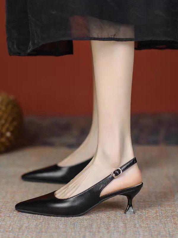 صندل نسائي ذو مقاسات كبيرة، مدبب من الأمام، مجوف من الأمام، بحزام واحد