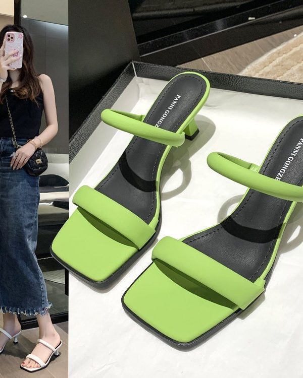 صندل نسائي فاخر بتصميم فرنسي، بكعب عريض وسلسلة، يغطي مقدمة القدم.