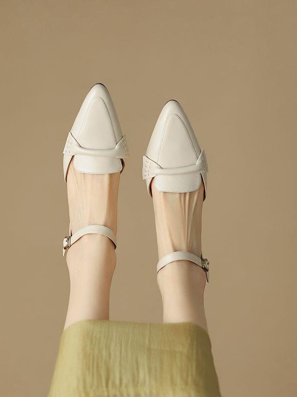 صندل نسائي ذو مقدمة مدببة وكعب سميك بتصميم كلاسيكي مغلق من الأمام