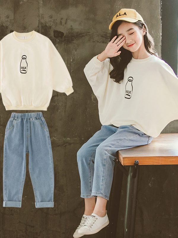 طقم ملابس بناتي مكون من بلوزة مطبوعة بنقشة البيرة وبنطال جينز، بنمط غربي