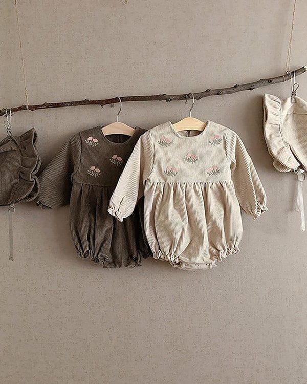 بدلة أطفال من قماش الكوردروي المطرز بأكمام طويلة