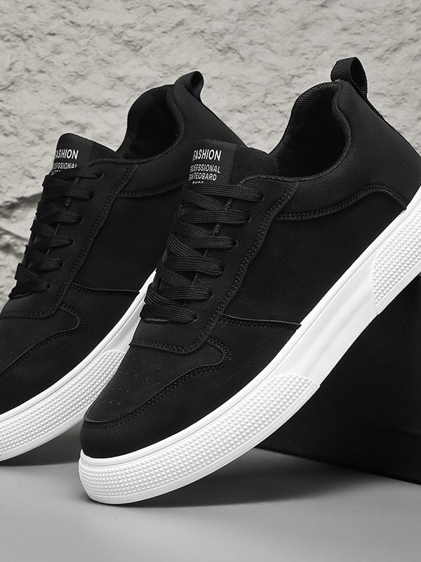 أحذية رياضية عصرية مريحة وجيدة التهوية للطلاب