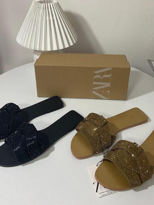 صندل نسائي أنيق مفتوح من الأمام مزين بأحجار الراين، مناسب لجميع الإطلالات، بتصميم دائري، مثالي للشاطئ.