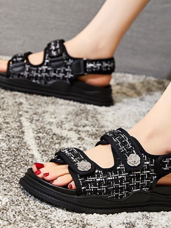 صنادل نسائية من شياو شيانغ فنغ ذات نعل سميك ومقدمة مفتوحة مع شريط لاصق